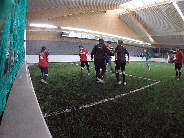 Fußballspielen in der Soccerhalle Lauenburg nach Feierabend
