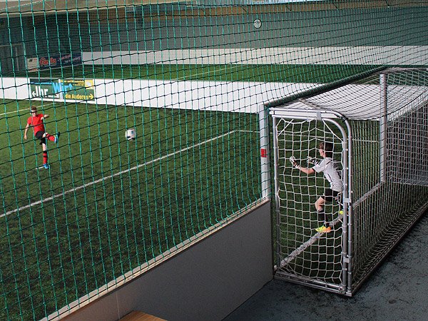 Fußballspielen mit Freunden in der Soccerhalle Lauenburg